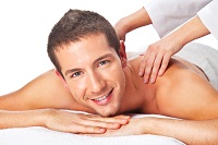 Rückenmassage zur Muskelentspannung Massageraum für Rückenmassage